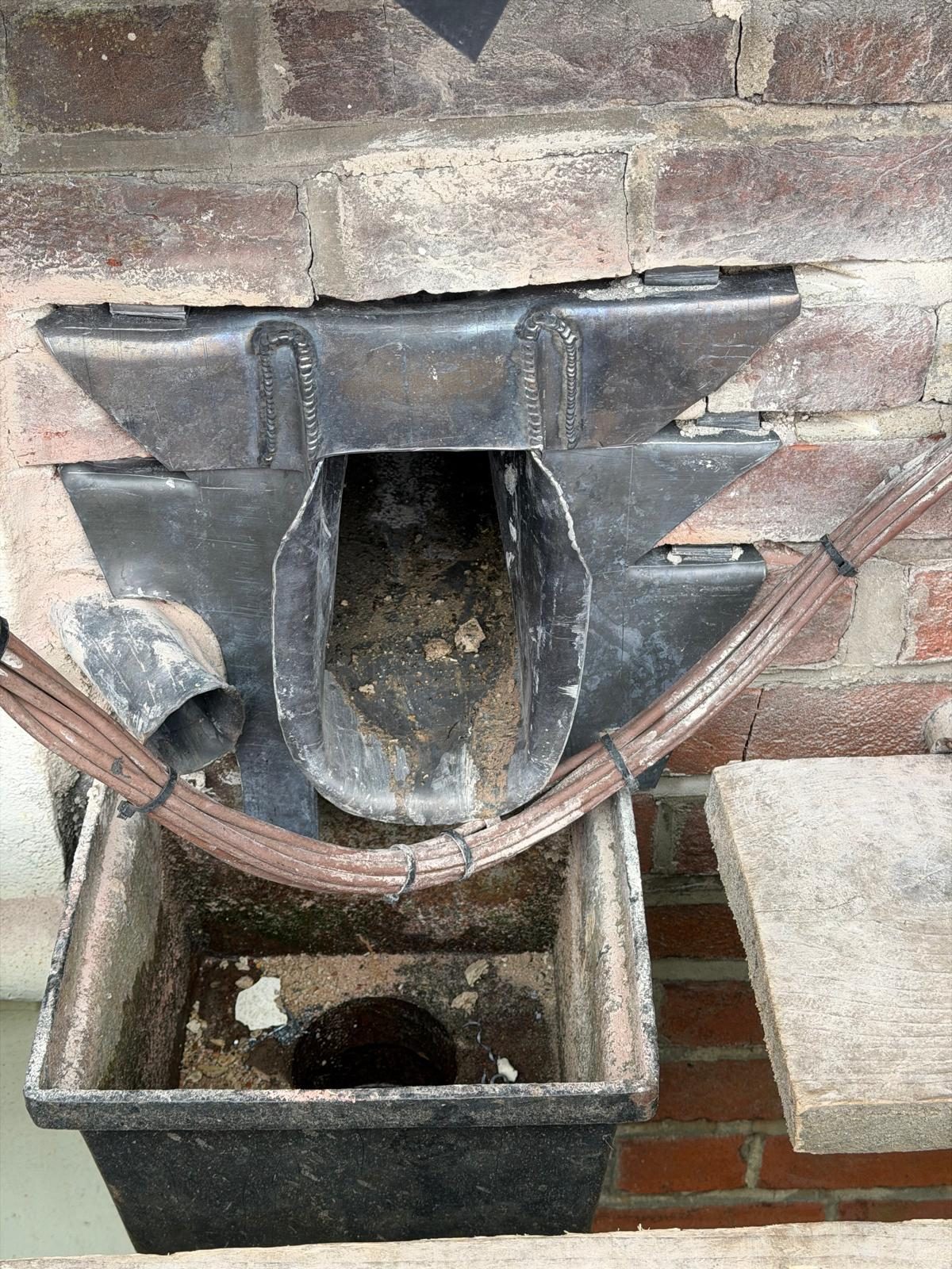 Lead hopper head and outlet